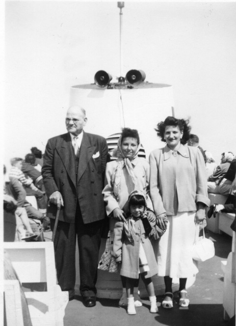 084kathyhoeggerfamily1951.jpg