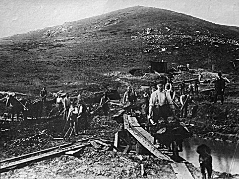 1885_diggingforwater.jpg